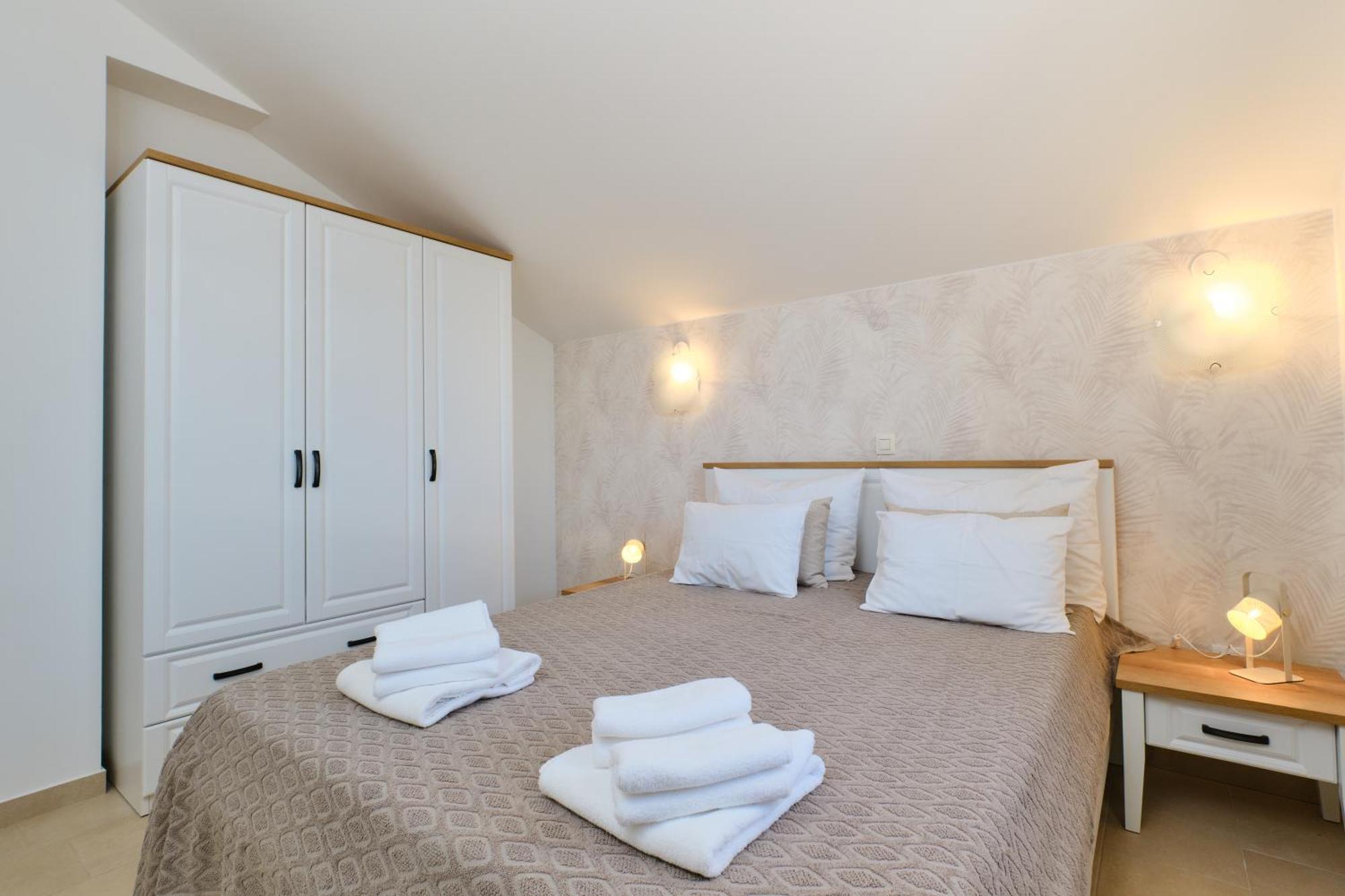 Apartments Divna Mali Losinj Ngoại thất bức ảnh